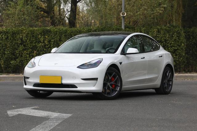 新Model 3上市，顶配降3.6万，新增后排大屏，续航提升