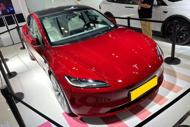 新Model 3上市，顶配降3.6万，新增后排大屏，续航提升
