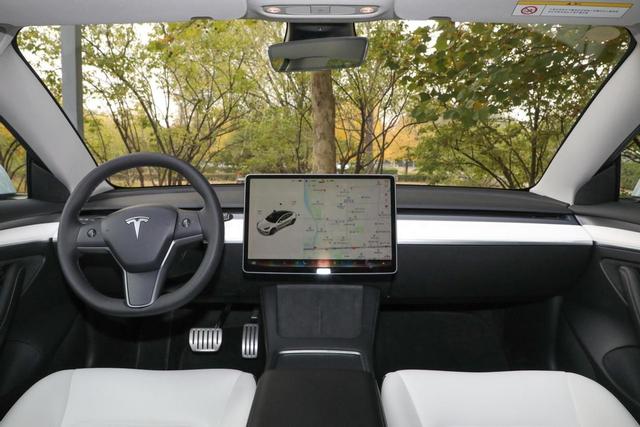 新Model 3上市，顶配降3.6万，新增后排大屏，续航提升