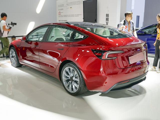 新Model 3上市，顶配降3.6万，新增后排大屏，续航提升