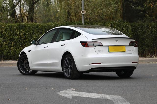 新Model 3上市，顶配降3.6万，新增后排大屏，续航提升