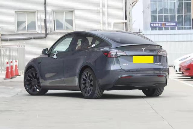 越卖越火的纯电SUV，月销超3.1万辆，Model Y值得考虑入手吗？
