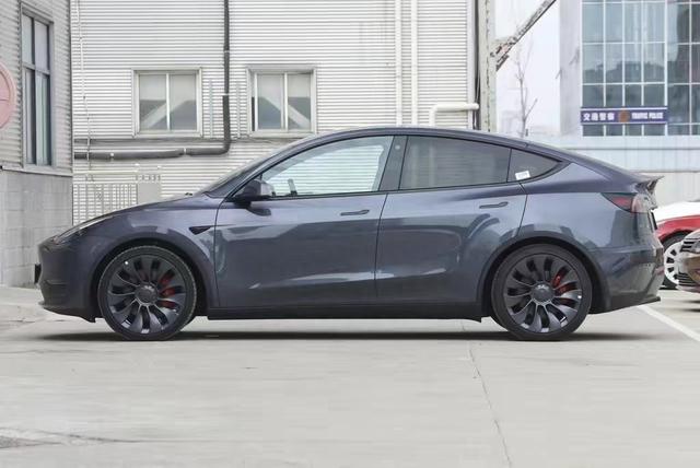 越卖越火的纯电SUV，月销超3.1万辆，Model Y值得考虑入手吗？