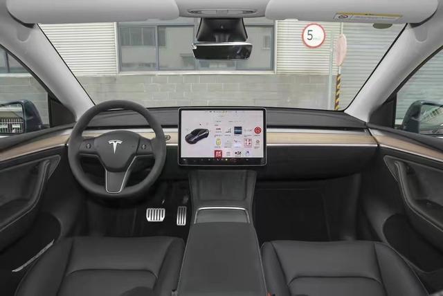 越卖越火的纯电SUV，月销超3.1万辆，Model Y值得考虑入手吗？