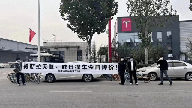 特斯拉Model 3闪现上新，它这次也想玩豪华了