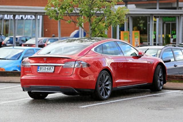 特斯拉 Model Y (特斯拉 Model Y的续航里程和性能对比)