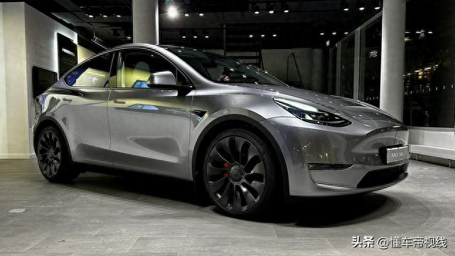 海外 | 特斯拉Model Y“水银”涂装实车亮相，质感出色，选装超2万元