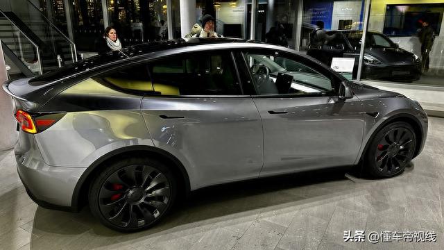 海外 | 特斯拉Model Y“水银”涂装实车亮相，质感出色，选装超2万元