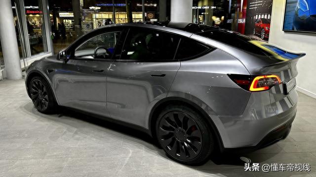 海外 | 特斯拉Model Y“水银”涂装实车亮相，质感出色，选装超2万元