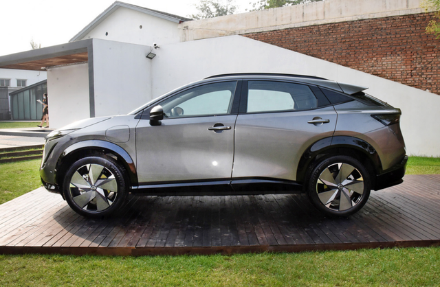 下挡ID.4上战Model Y？日产Ariya初体验：还是那个“大沙发”？