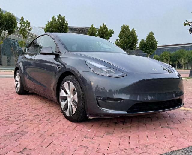 降至27.6万！体验特斯拉Model Y，自动驾驶是亮点，但内饰你能忍？