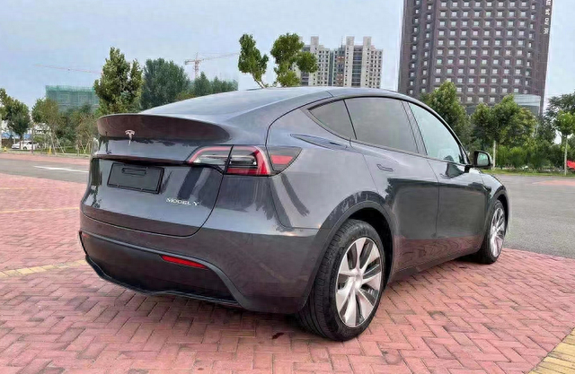 降至27.6万！体验特斯拉Model Y，自动驾驶是亮点，但内饰你能忍？