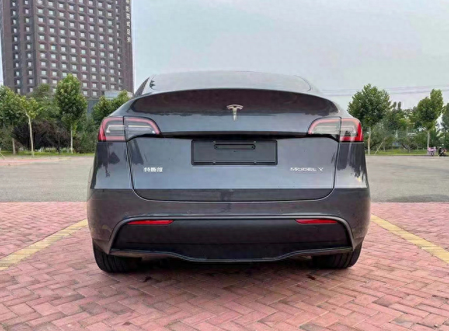 降至27.6万！体验特斯拉Model Y，自动驾驶是亮点，但内饰你能忍？