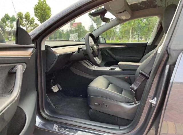 降至27.6万！体验特斯拉Model Y，自动驾驶是亮点，但内饰你能忍？
