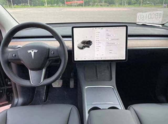 降至27.6万！体验特斯拉Model Y，自动驾驶是亮点，但内饰你能忍？