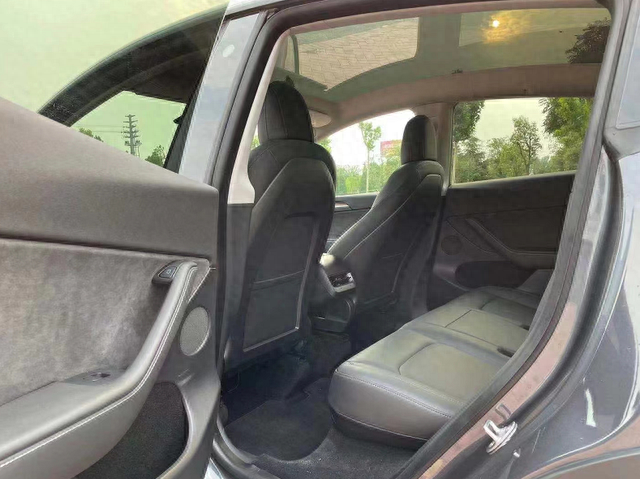 降至27.6万！体验特斯拉Model Y，自动驾驶是亮点，但内饰你能忍？