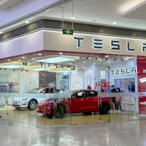 特斯拉全系再降8千，Model Y现车“立等可取”丨探店调查