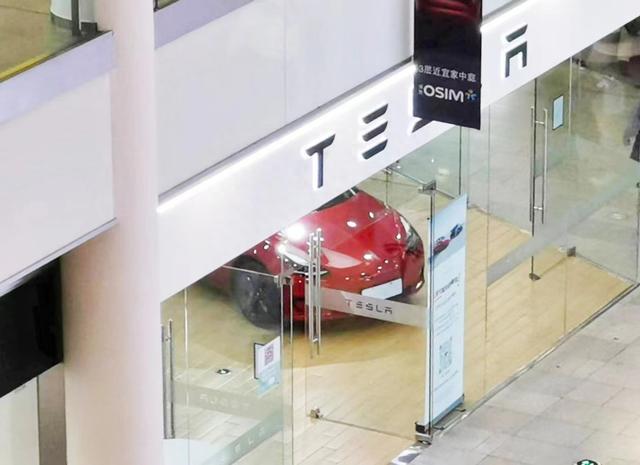 特斯拉全系再降8千，Model Y现车“立等可取”丨探店调查