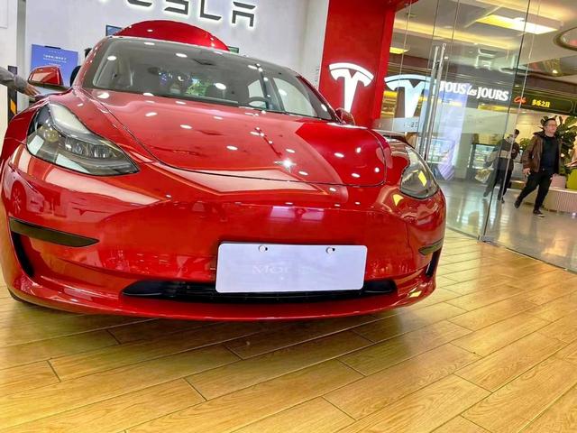 特斯拉全系再降8千，Model Y现车“立等可取”丨探店调查
