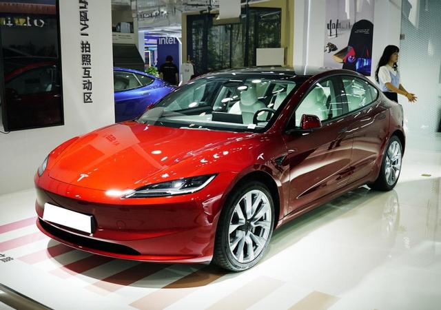 起售价25.99万元，新款特斯拉Model 3国内亮相，外观内饰变化明显