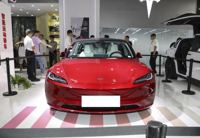 起售价25.99万元，新款特斯拉Model 3国内亮相，外观内饰变化明显