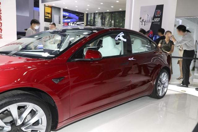 起售价25.99万元，新款特斯拉Model 3国内亮相，外观内饰变化明显