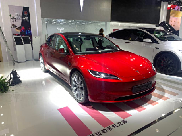 新款Model 3来袭，涨价2.8万，增加音响+氛围灯，还能大卖吗？