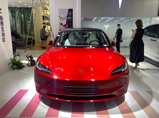 新款Model 3来袭，涨价2.8万，增加音响+氛围灯，还能大卖吗？