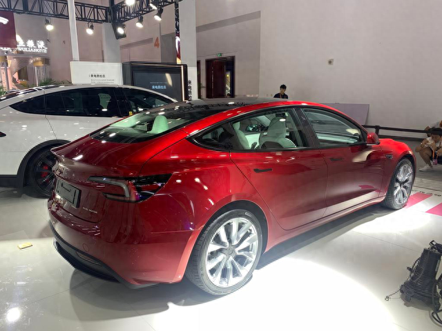新款Model 3来袭，涨价2.8万，增加音响+氛围灯，还能大卖吗？