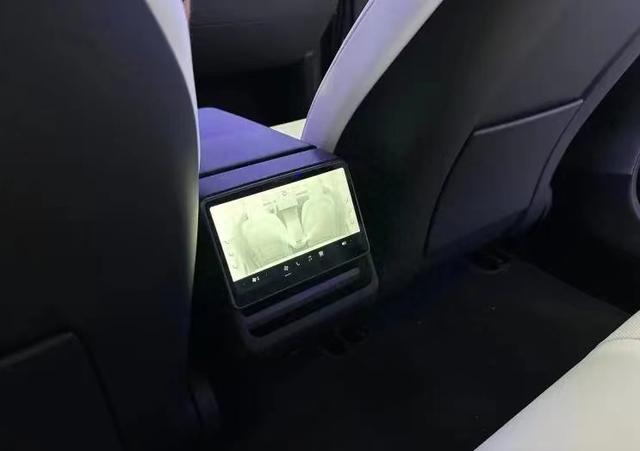 新款Model 3内饰亮相：取消怀挡设计、增加座椅通风！