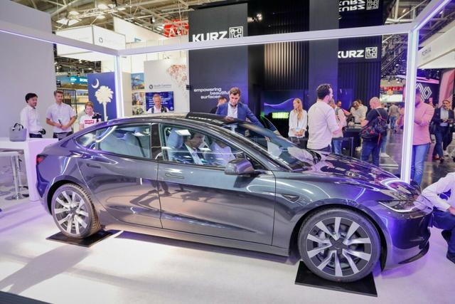 更加简洁但也更加时尚，新款特斯拉Model 3更多实拍图发布