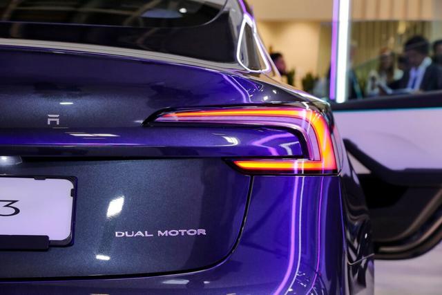 更加简洁但也更加时尚，新款特斯拉Model 3更多实拍图发布