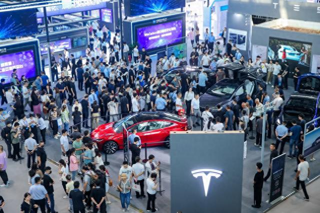特斯拉携Model3焕新版及人形机器人等亮相数博会