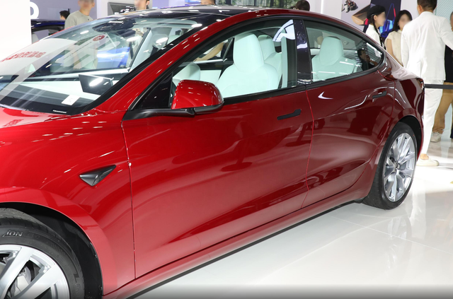 新版Model3实车，按钮转向，触屏换挡，特斯拉的创新不一定都对