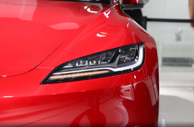 新版Model3实车，按钮转向，触屏换挡，特斯拉的创新不一定都对