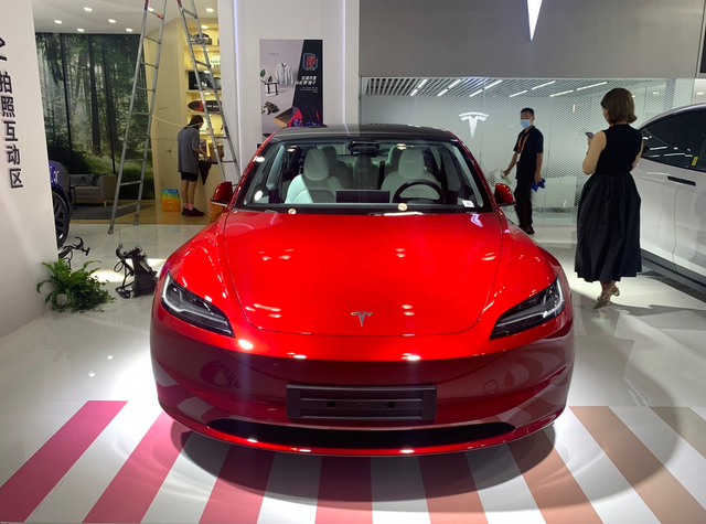 新版Model3实车，按钮转向，触屏换挡，特斯拉的创新不一定都对