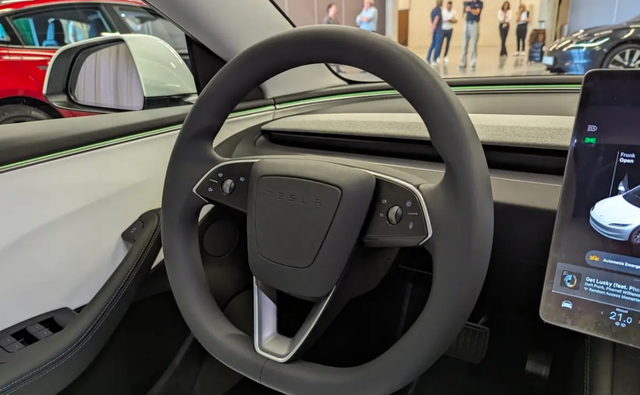 新版Model3实车，按钮转向，触屏换挡，特斯拉的创新不一定都对