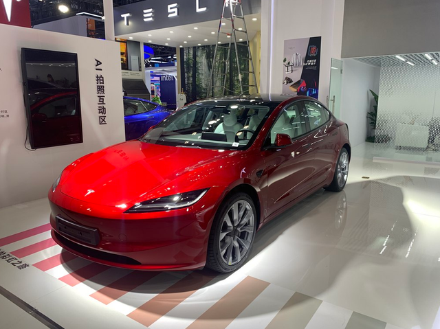 新版Model3实车，按钮转向，触屏换挡，特斯拉的创新不一定都对
