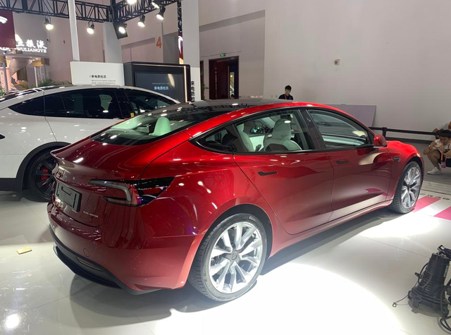 新版Model3实车，按钮转向，触屏换挡，特斯拉的创新不一定都对