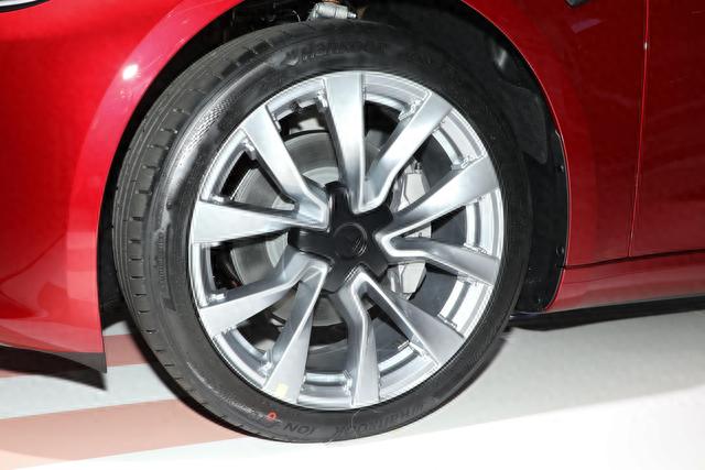 内饰焕新，移除全部雷达，动力缩水还提价!新款Model 3有何底气？