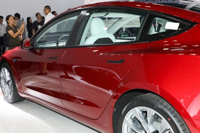内饰焕新，移除全部雷达，动力缩水还提价!新款Model 3有何底气？