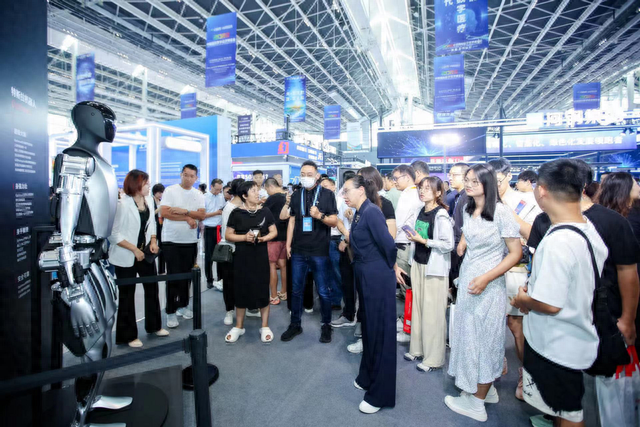 聚焦2023中国国际数字经济博览会④丨特斯拉：携Model 3焕新版、TeslaBot人形机器人等亮相