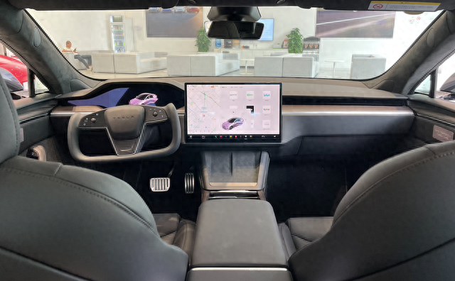 新款Model 3新奇设计惹争议，长按P挡还能紧急停车吗？
