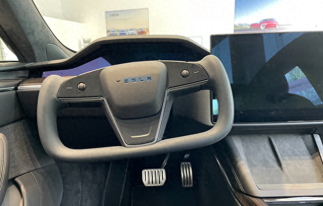 新款Model 3新奇设计惹争议，长按P挡还能紧急停车吗？