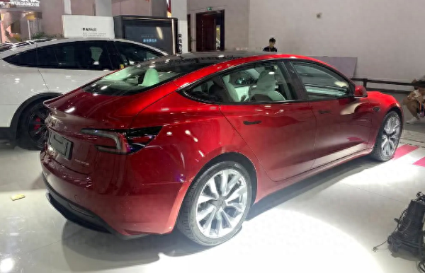 全新Model 3上市，售价上调，取消换挡杆和转向杆，还值得入手吗？