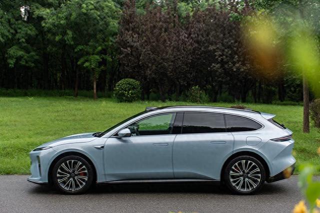 30万买个家庭用车，蔚来ET5T和特斯拉Model Y该买谁？