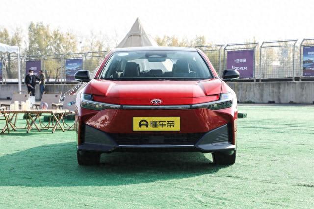 想买纯电B级车，丰田bZ3和新款Model 3，到底谁更适合家用？