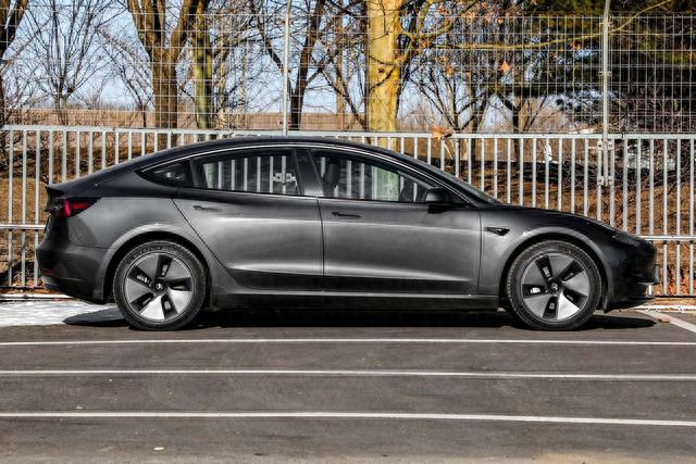 想买纯电B级车，丰田bZ3和新款Model 3，到底谁更适合家用？