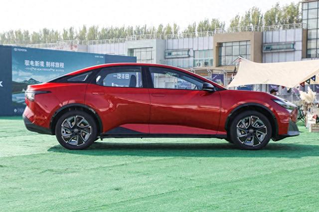 想买纯电B级车，丰田bZ3和新款Model 3，到底谁更适合家用？