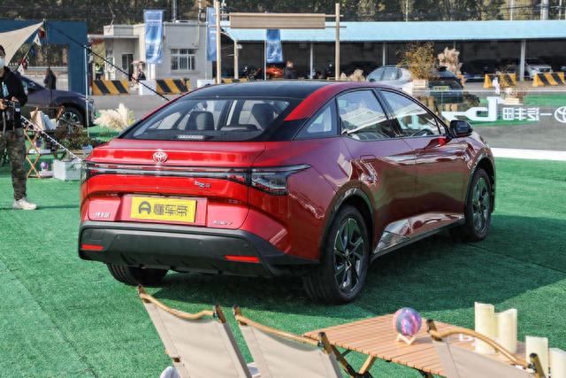 想买纯电B级车，丰田bZ3和新款Model 3，到底谁更适合家用？